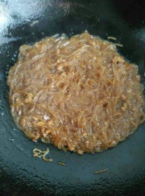 待锅里的湯汁收好后关火