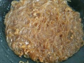 待锅里的湯汁收好后关火