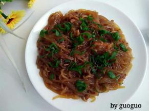 装盘撒上葱末点缀一下即可