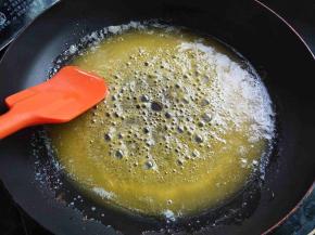 黄油放入不粘锅，小火融化