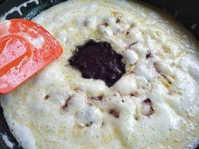 加入蓝莓酱，翻炒均匀