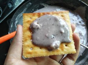 取一块饼干，涂抹少量的牛轧糖