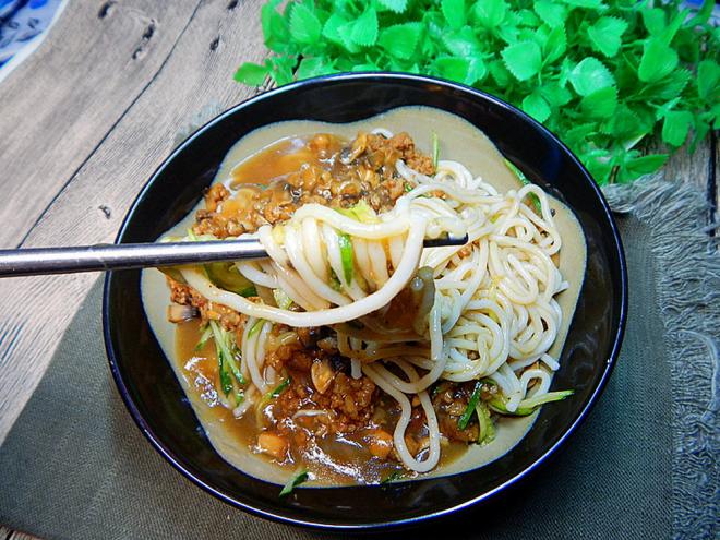 香菇肉末凉拌面