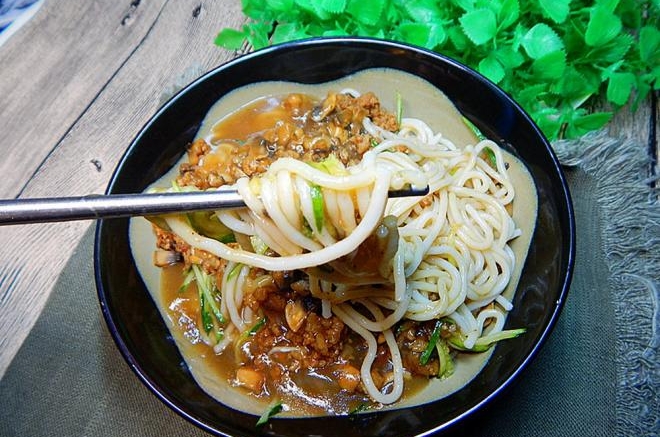 香菇肉末凉拌面