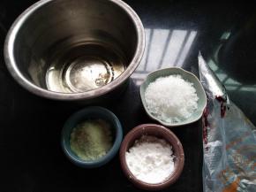 材料准备好，自己喜欢的色素，用牙签再裱花袋内壁涂一点