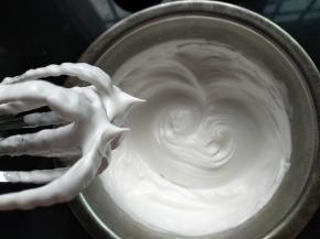 细砂糖加入蛋白里，进行打发，提起打蛋器呈小尖角