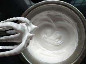 细砂糖加入蛋白里，进行打发，提起打蛋器呈小尖角