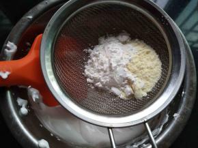 把奶粉和玉米淀粉过筛到蛋白里