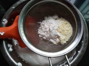 把奶粉和玉米淀粉过筛到蛋白里