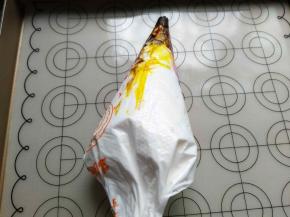 装入裱花袋，同时预热烤箱中层100℃