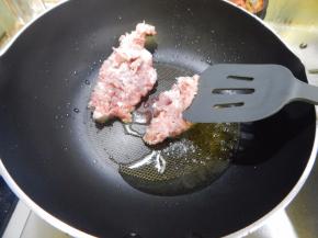 锅里加入油加入猪肉