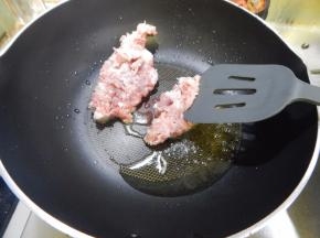 锅里加入油加入猪肉