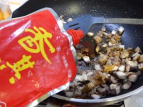 炒至均匀加入黄豆酱