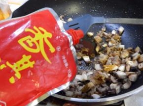 炒至均匀加入黄豆酱