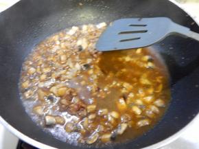 加入生抽及料酒