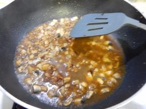 加入生抽及料酒