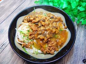 然后泼至面条上