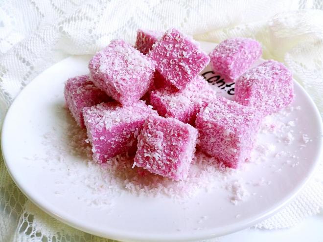 火龙果牛奶椰蓉糕