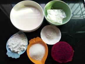 材料准备好，把吉利丁片泡冷水