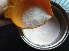 纯牛奶和细砂糖倒入小奶锅，搅拌均匀