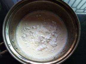 把玉米淀粉加入，搅拌均匀