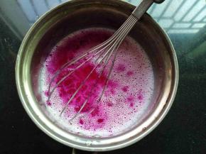 把火龙果汁加入，搅拌均匀