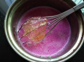 把泡软的吉利丁片，沥干水分加入