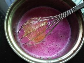 把泡软的吉利丁片，沥干水分加入