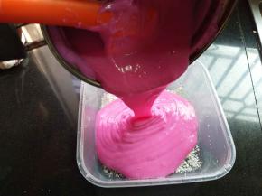 把火龙果泥倒入