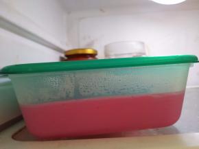 放冰箱冷藏3个小时，凝固即可