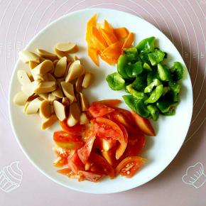 首先把各样蔬菜和火腿肠切好备用。