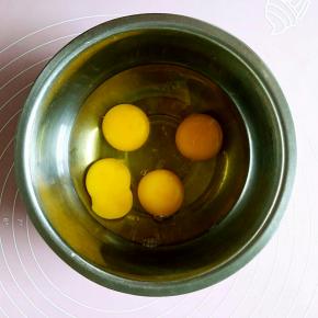 鸡蛋打到容器里搅散。