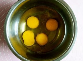 鸡蛋打到容器里搅散。