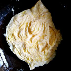 炒锅放油，煎鸡蛋。