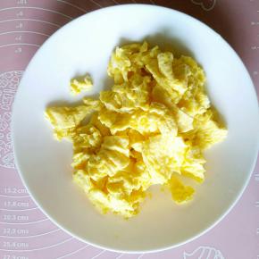 鸡蛋煎好盛出备用。