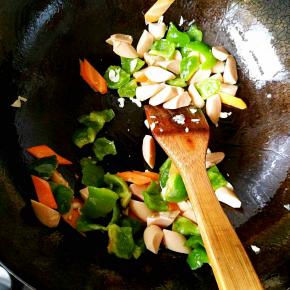 另起锅，加入少量植物油，放入蒜蓉爆香，然后倒入火腿肠，大辣椒和胡萝卜翻炒，这时可以加入一点点的热水，一是防止糊锅，二是可以使食材更快变软，还能让菜的颜色更漂亮。