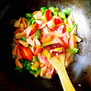 待上一步的食材变软之后，就可以放入西红柿了，继续煸炒，时间不必过长，西红柿能够淅出红汤即可。