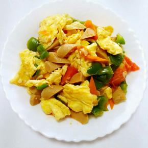 最后放入炒好的鸡蛋块儿，加盐和味精翻炒均匀即可出锅装盘。