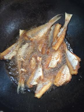 煎至两面呈焦黄色即可！

