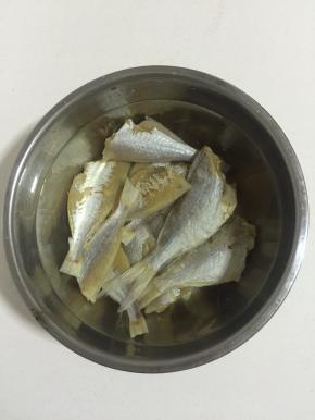 干小黄鱼用清水浸泡一晚上，中途换几次水！（这个干小黄鱼比较咸，浸泡的过程中记得要勤换水！）

