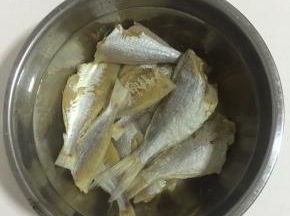 干小黄鱼用清水浸泡一晚上，中途换几次水！（这个干小黄鱼比较咸，浸泡的过程中记得要勤换水！）

