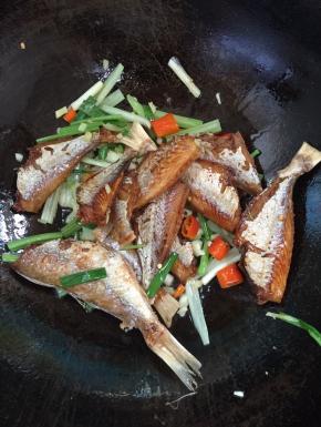 放入煎好的小黄鱼翻炒均匀！
