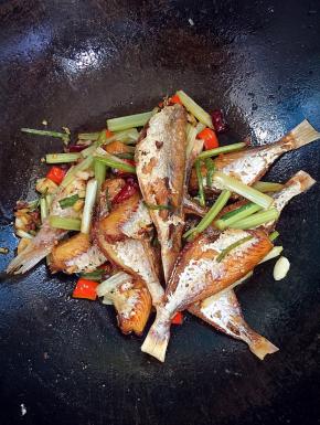 起锅前加入适量的鸡精调味即可！