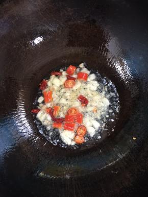 锅烧热倒入适量的油，放入生姜，蒜瓣，花椒，红尖椒爆出香味儿！