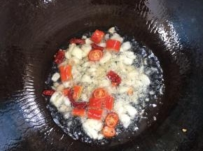 锅烧热倒入适量的油，放入生姜，蒜瓣，花椒，红尖椒爆出香味儿！