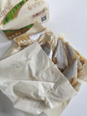 浸泡好的小黄鱼捞出，用天喜玫花纸巾吸干水份备用！

