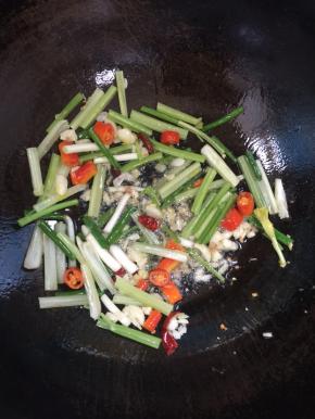 放入芹菜段，小葱段翻炒均匀！