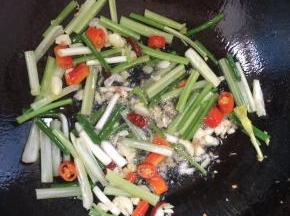 放入芹菜段，小葱段翻炒均匀！