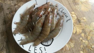 白虾清洗干净，剪去虾线和尾巴。