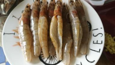 用剪刀从尾部往上剪开，开背。用牙签挑去虾线。